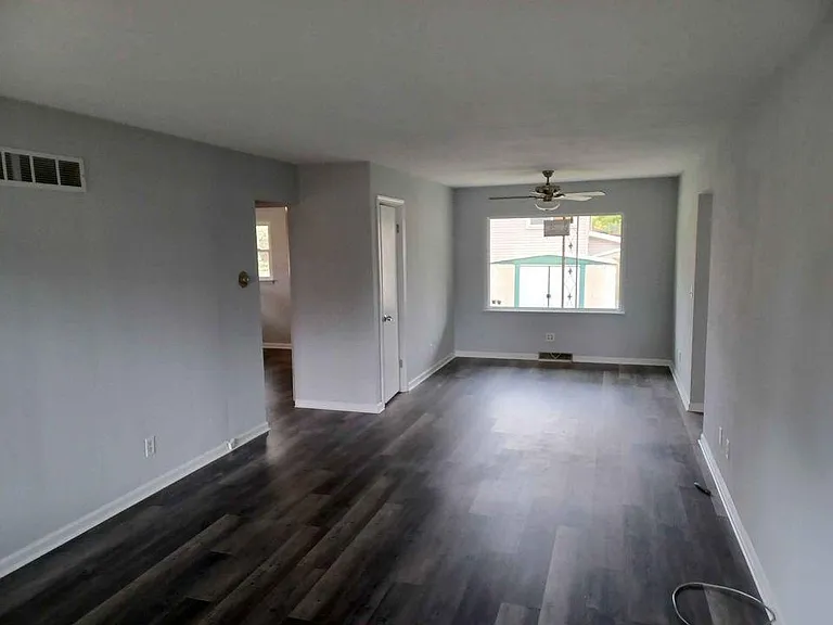 1133 Hoover St — Photo 2