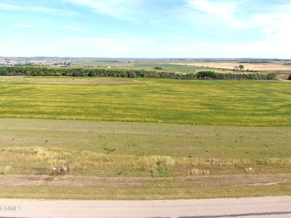 17004 Acadia Dr, Bismarck, ND 58503