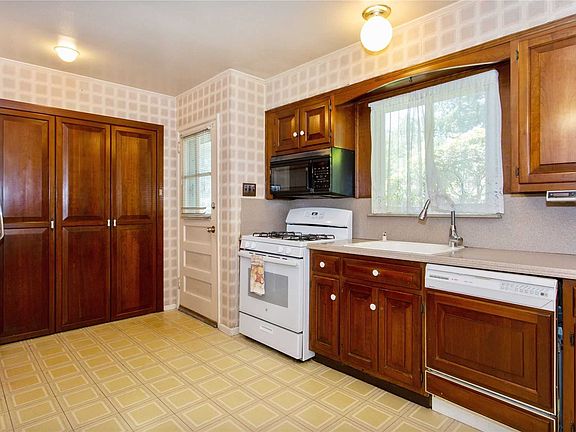 5th image of 32 Vassar St