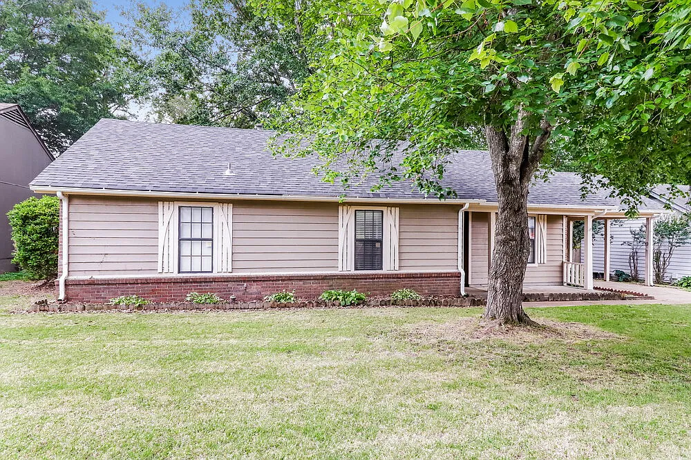 3 bed, 2.0 bath, 1334 sqft, $1,630 — Photo 3