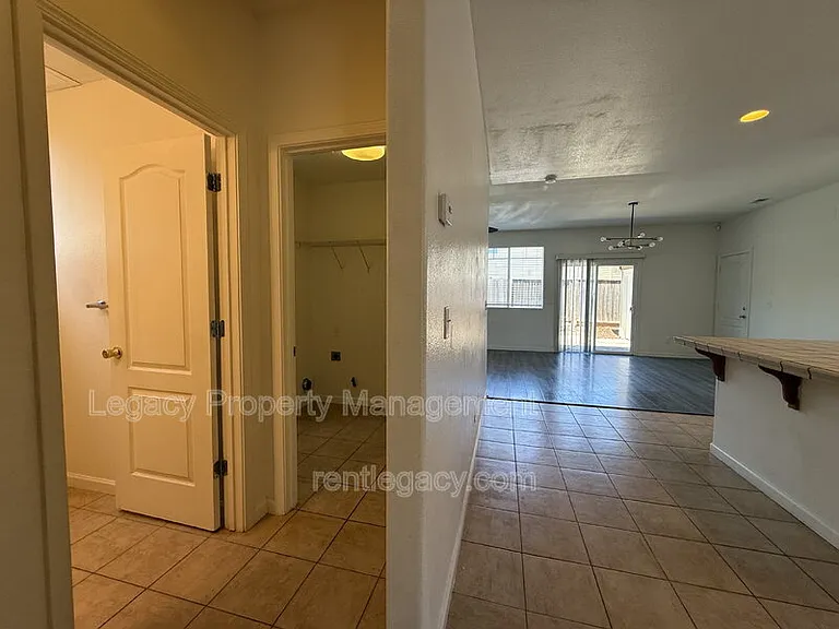 1552 Bailey Dr — Photo 6