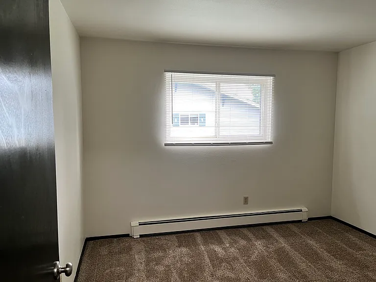 670 E Lincoln Ave — Photo 17