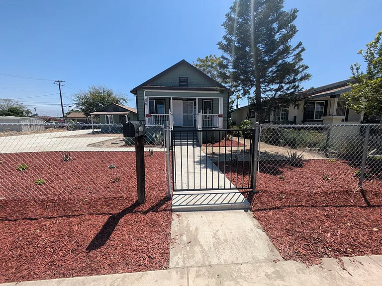 386 N Mount Vernon Ave — Photo 3