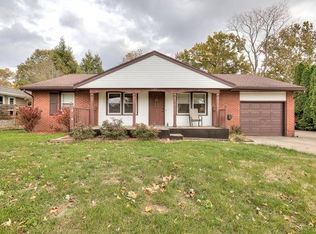 1107 Hickory Ln, Monticello, IL 61856