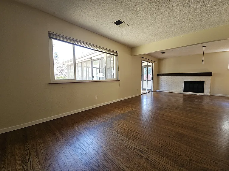 1818 Magnolia Pl — Photo 6