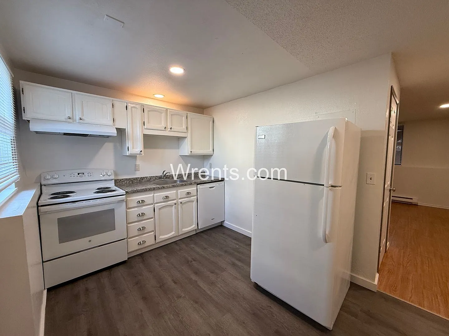 2 Bed/1 Bath Move in Special 1 Month Fee Rent - Charming & Convenient Living Near Gonzaga University — Photo 2