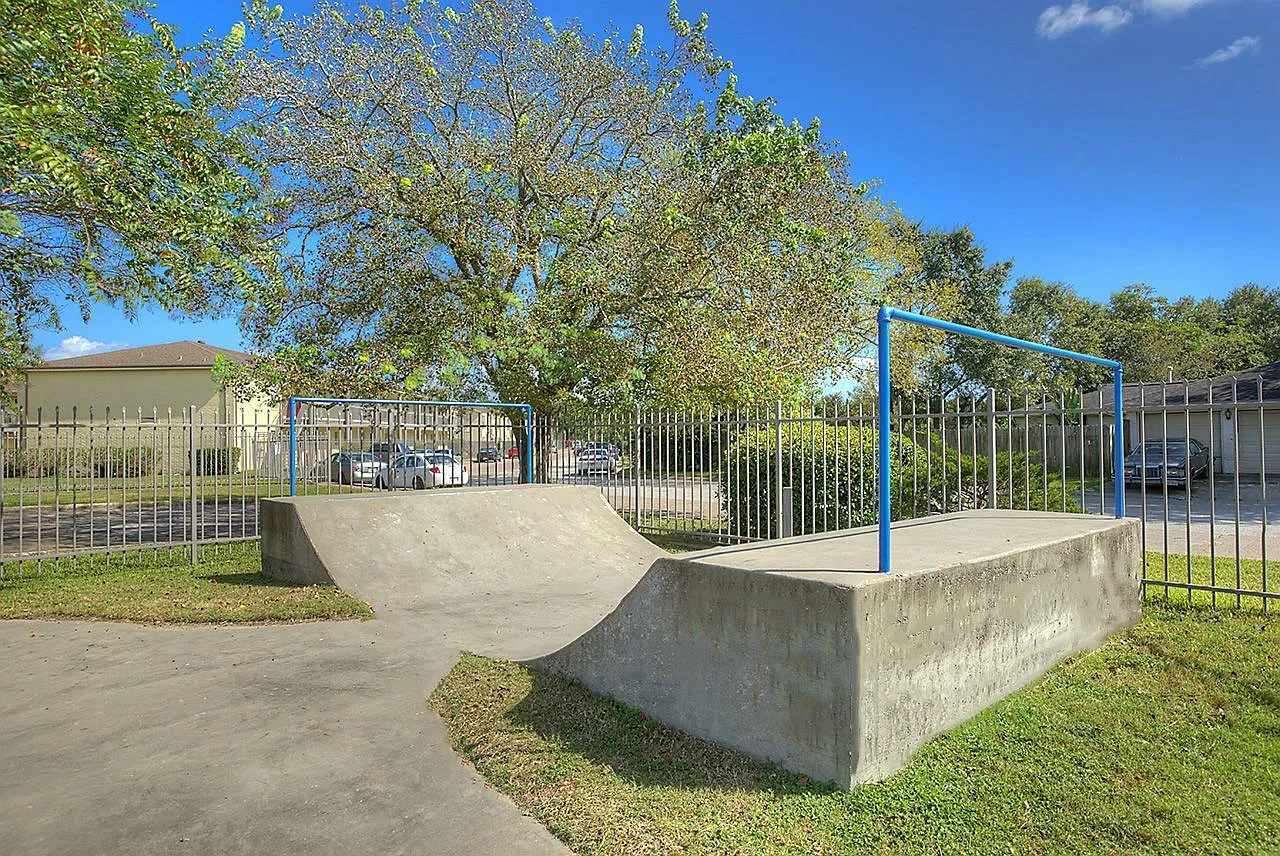 Oaks of Baytown Apartments — Photo 4