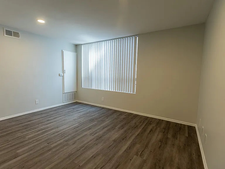 314 South Manhattan Place — Photo 30