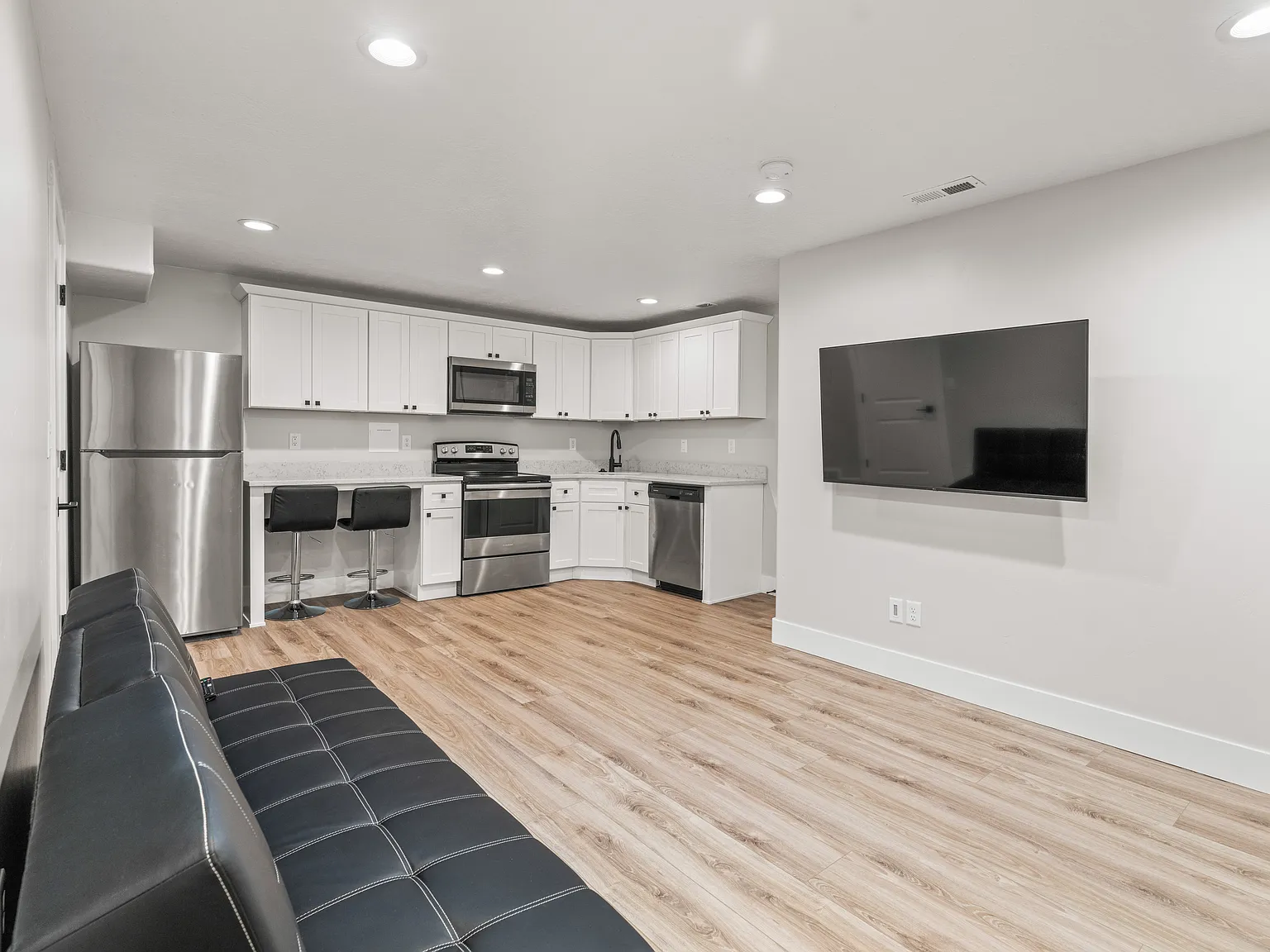 This unit is perfect for a couple or working professional! — Photo 1