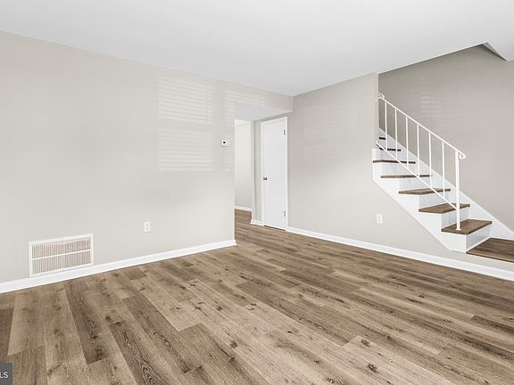 3rd image of 6427 Lincoln Ct