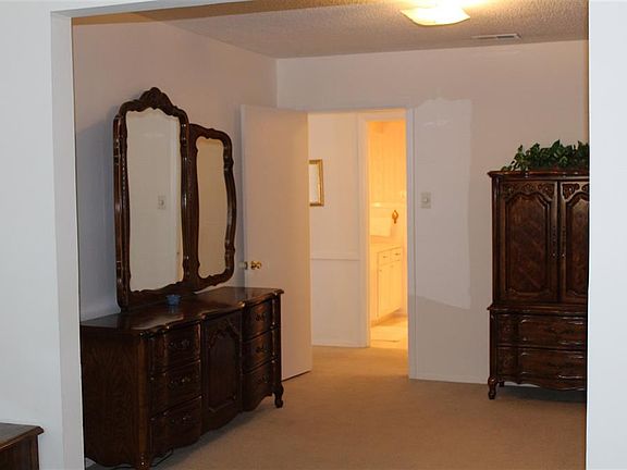 3rd image of 403 Knoxville Dr