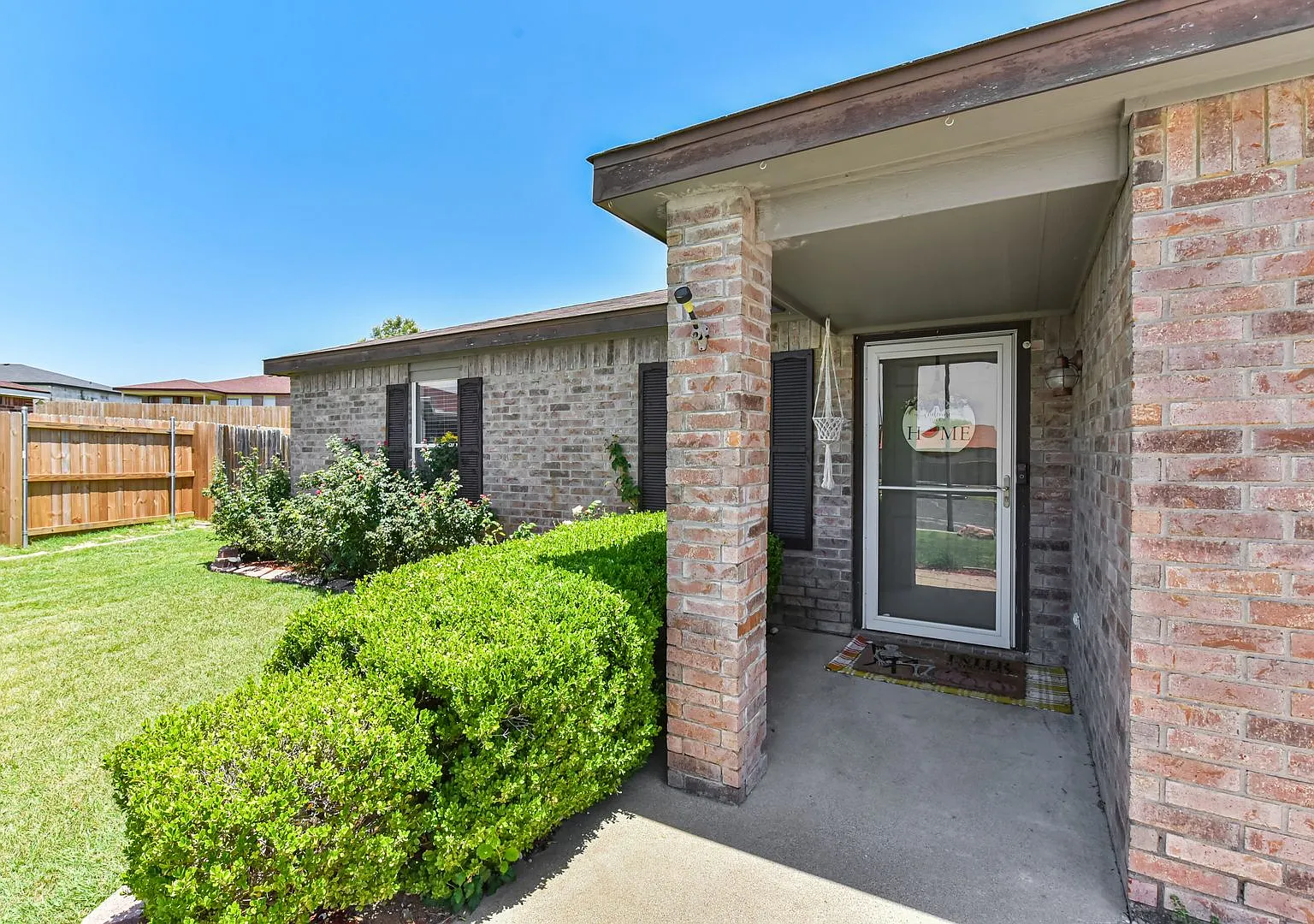 Spacious 3-Bedroom Home with Large Backyard & 2-Car Garage — Photo 4