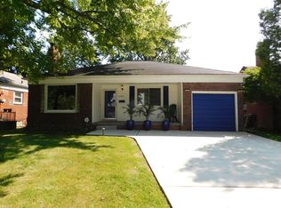 20942 Hawthorne St, Harper Woods, MI 48225