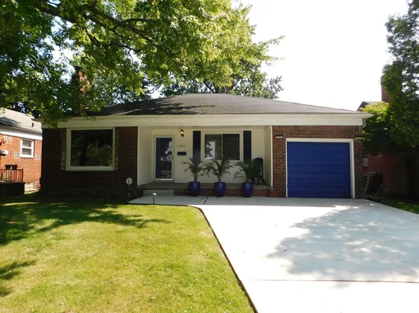 20942 Hawthorne St, Harper Woods, MI 48225