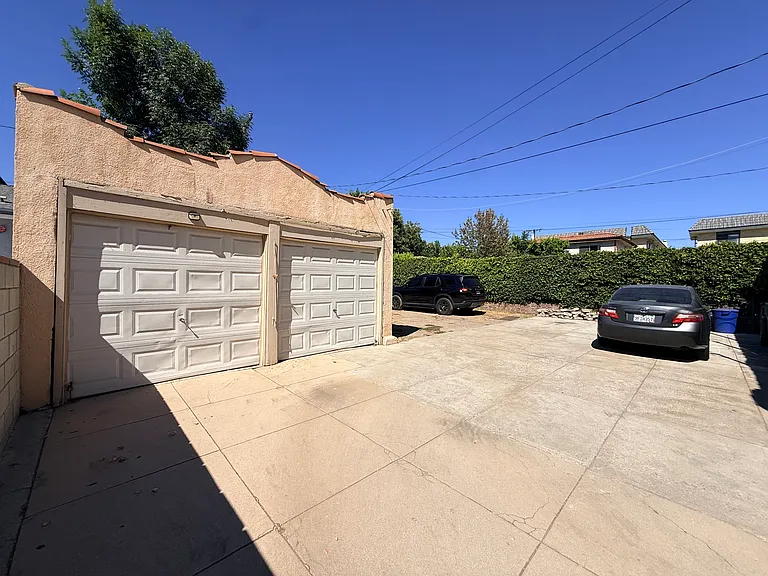 detached garage (right)