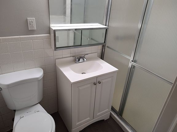 Maaster-bed's bathroom