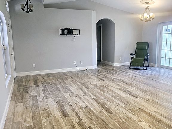 The open concept design offers plenty of space, allowing for both creativity and functionality. Whether you''re entertaining or simply enjoying day-to-day living, the flexible layout adapts perfectly to your needs.