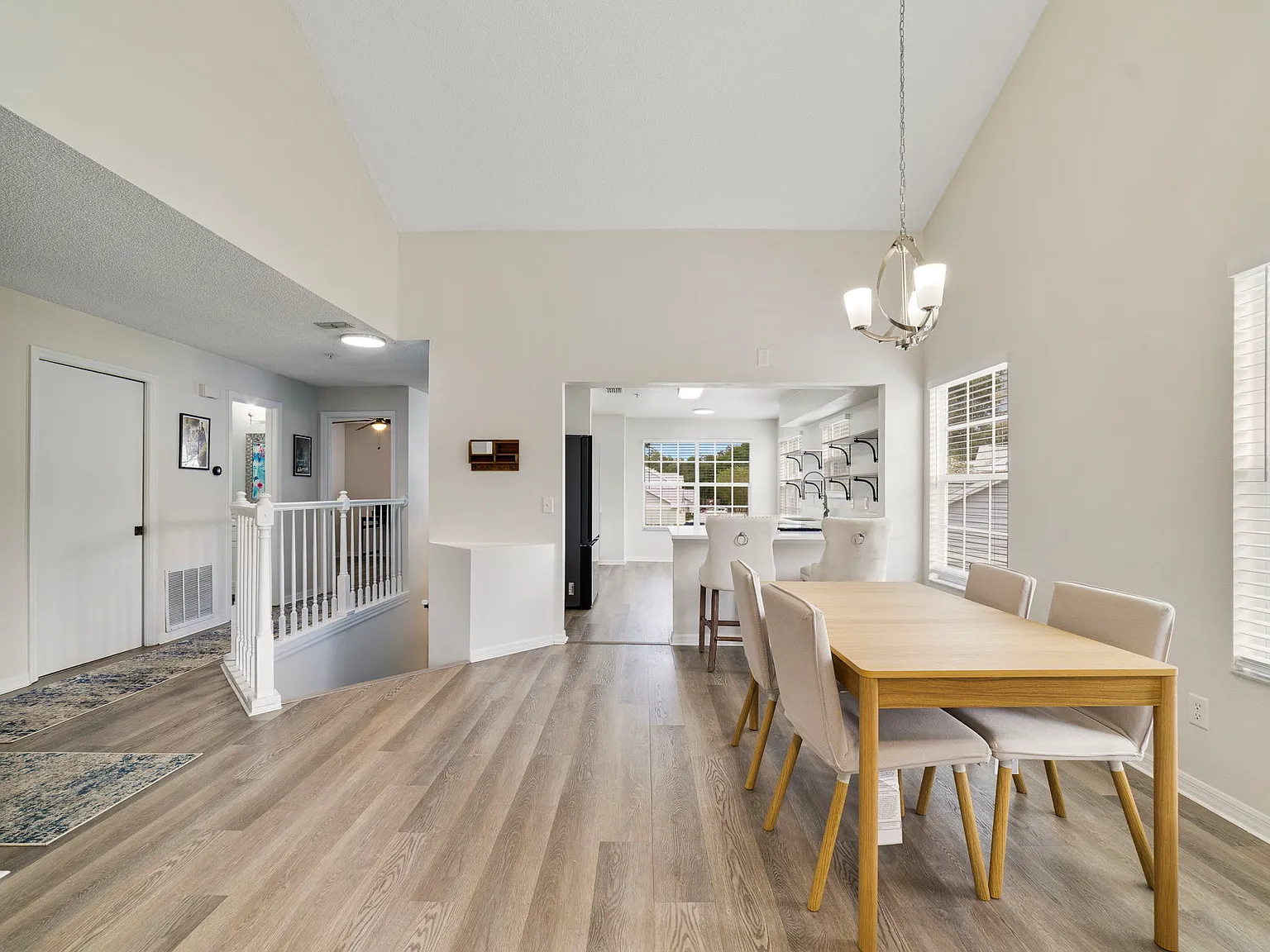 3 bed, 1321 sqft, $2,300 — Photo 4