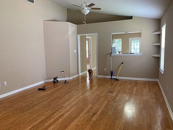 4th image of 2651 Fairmount Ln
