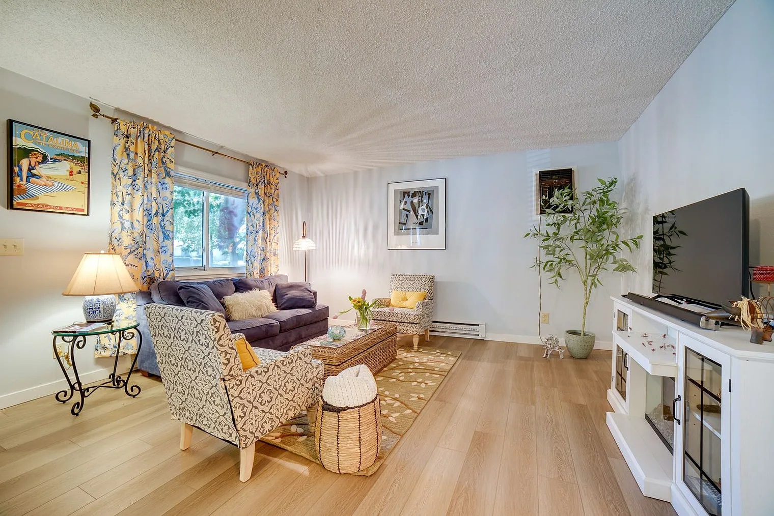 2 bed, 1.0 bath, 1194 sqft, $2,683 — Photo 2