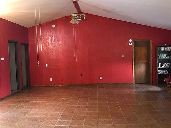 3rd image of 420 E Holmes St