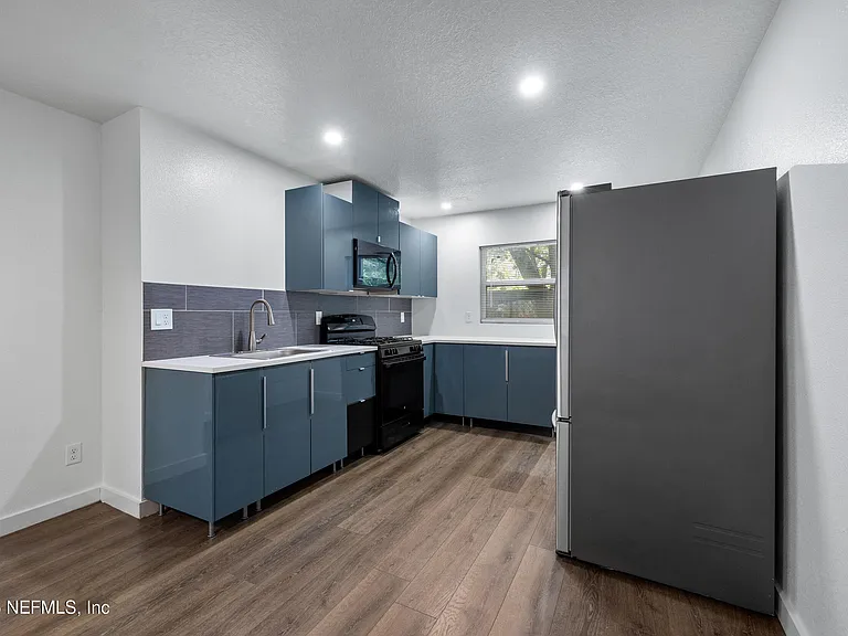 231 E 16th St #1 — Photo 8