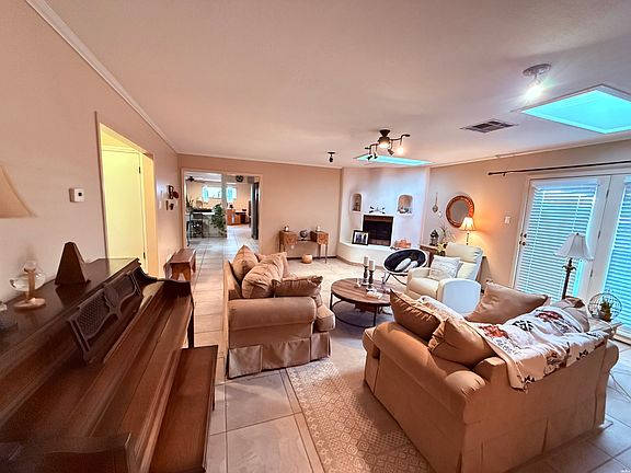 5th image of 907 Yucca St