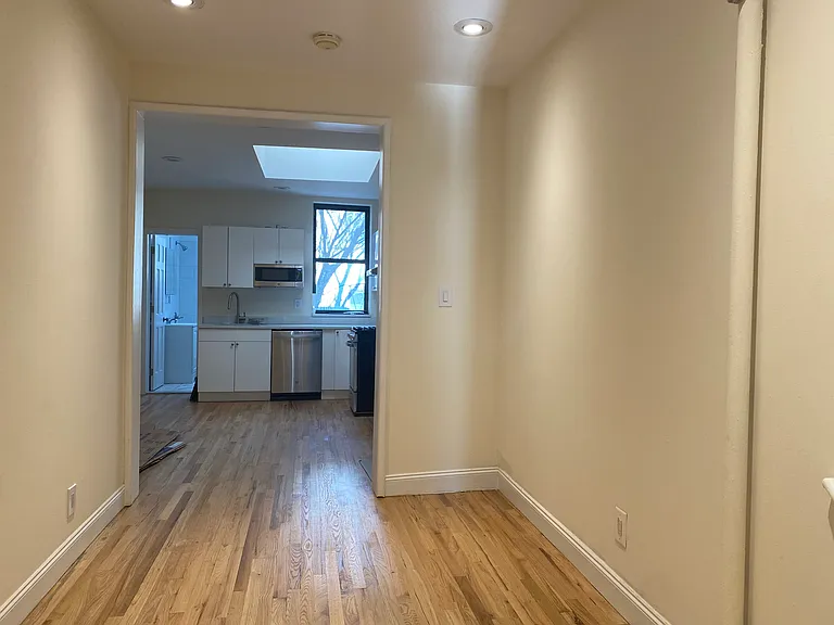 323 E 10th St #10 — Photo 1