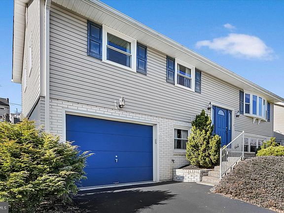 3rd image of 1321 Woodcrest Dr