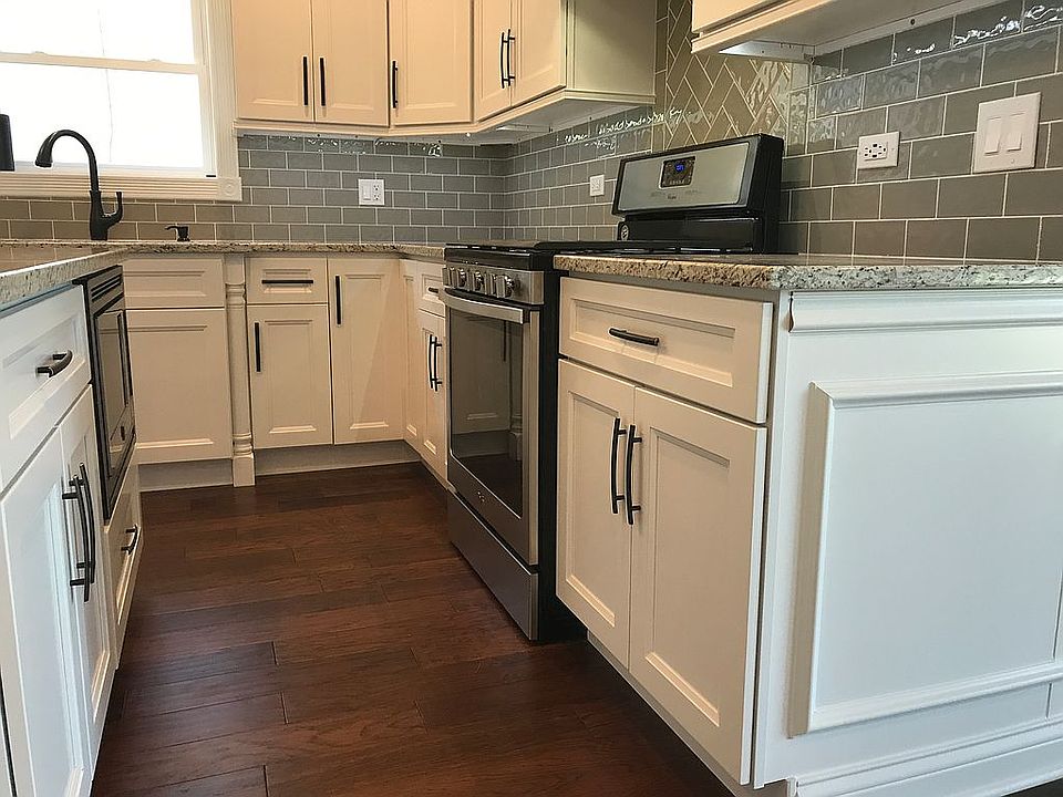 1st image of 2942 N McVicker Ave #1