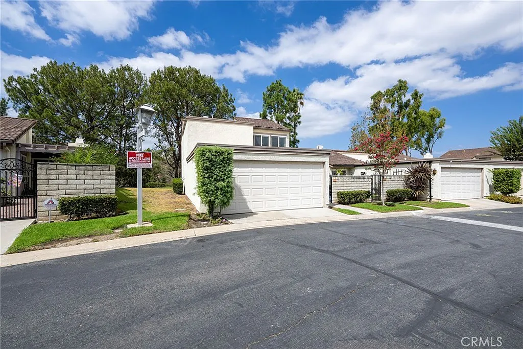 3 bed, 2.5 bath, 1646 sqft, $3,900 — Photo 2