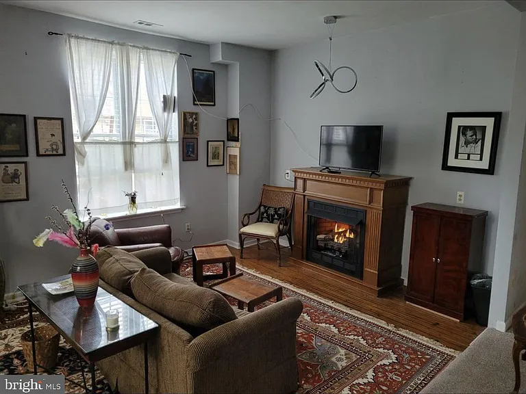 1037 Shackamaxon St — Photo 3