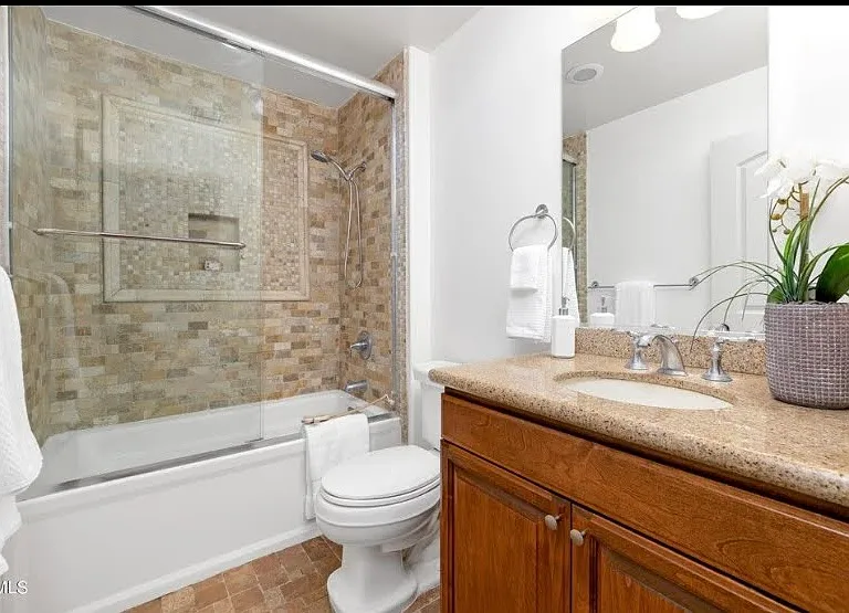 272 N Chester Ave #105 — Photo 20