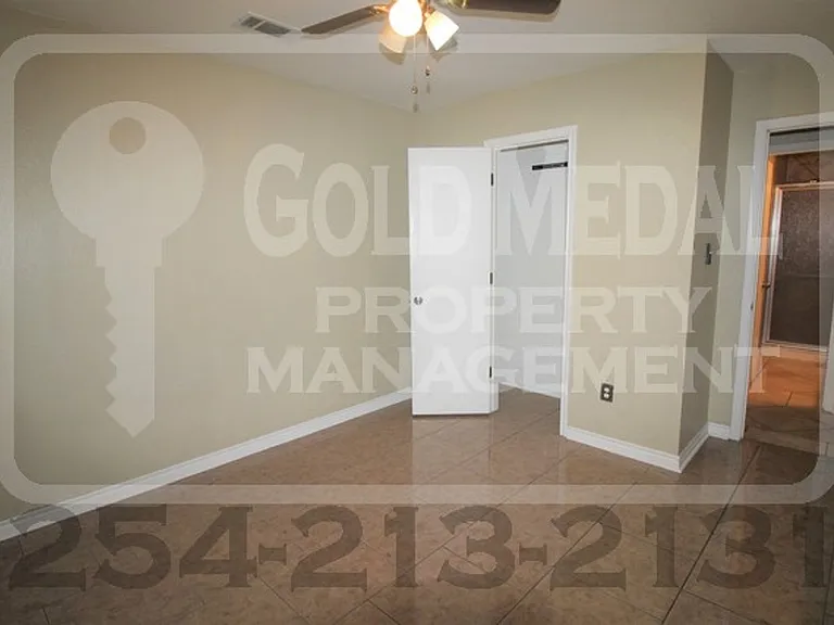 2405 Westwood Dr — Photo 6