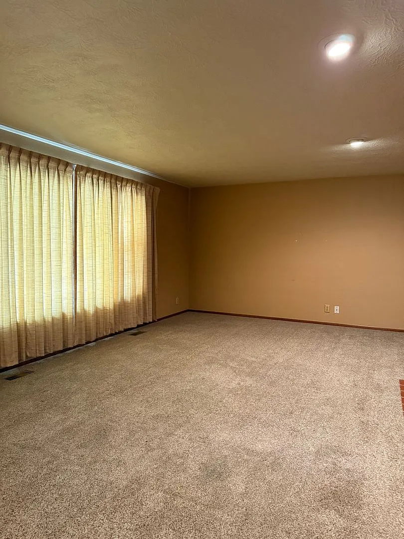 Beautifully Landscaped Single Level House in Well Established NE Salem Neighborhood - Pet Friendly — Photo 1