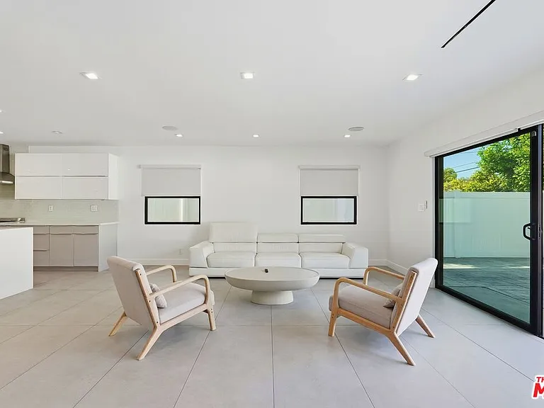 5735 Saloma Ave — Photo 8