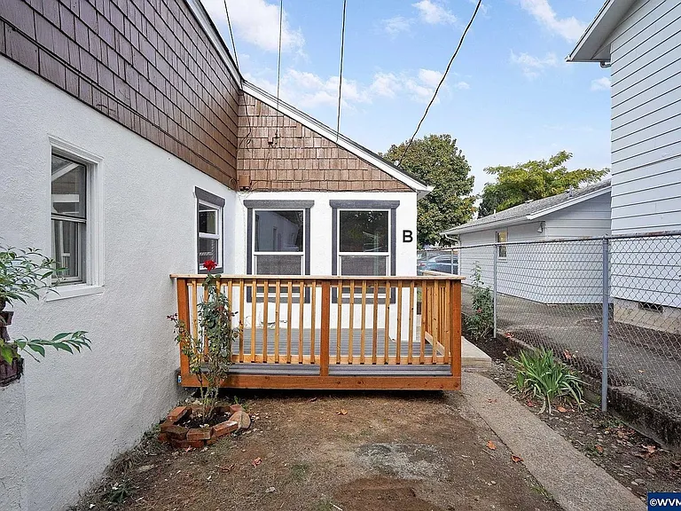 242 Jackson St E — Photo 2