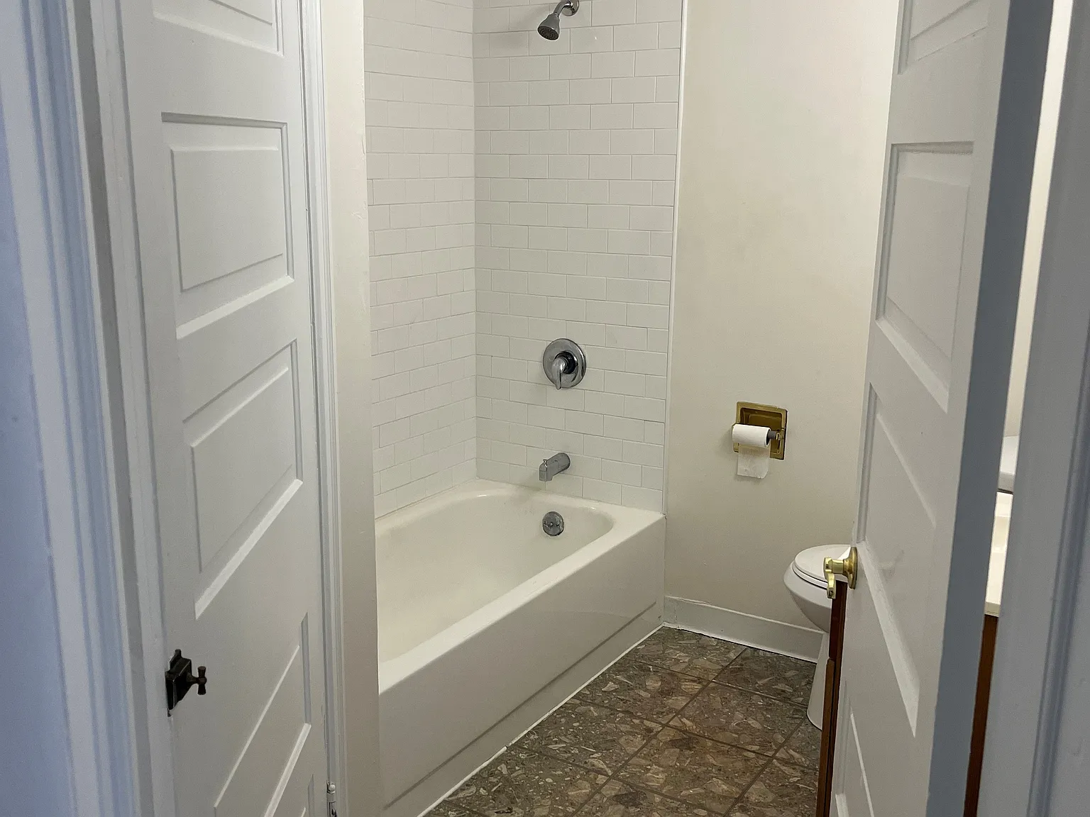 Studio, 300 sqft, $850 — Photo 3
