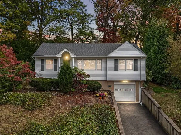 308 Haywood Dr, Paramus, NJ 07652