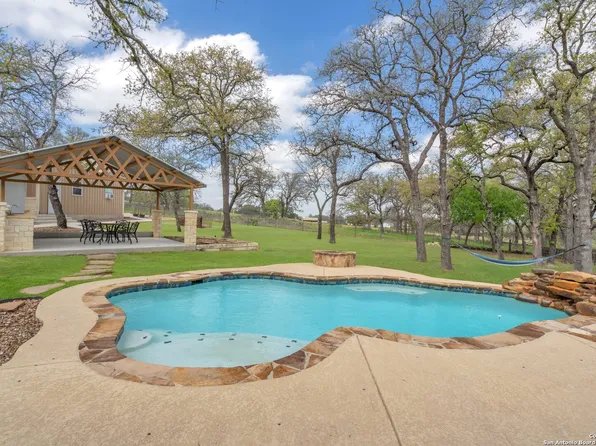 105 HIDDEN FOREST DR, La Vernia, TX 78121