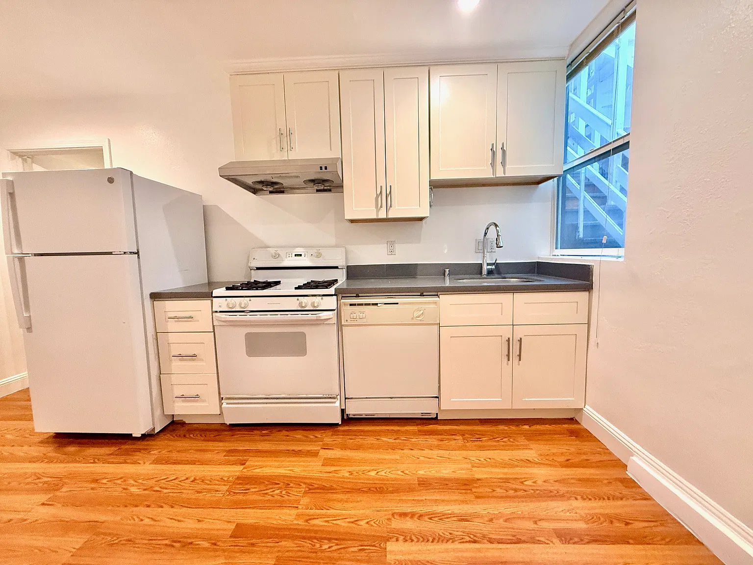 1 bed, 500 sqft, $2,400 — Photo 2