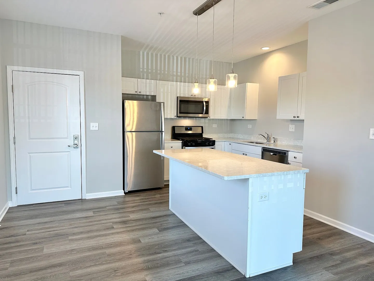 2 bed, 974 sqft, $1,835 — Photo 3