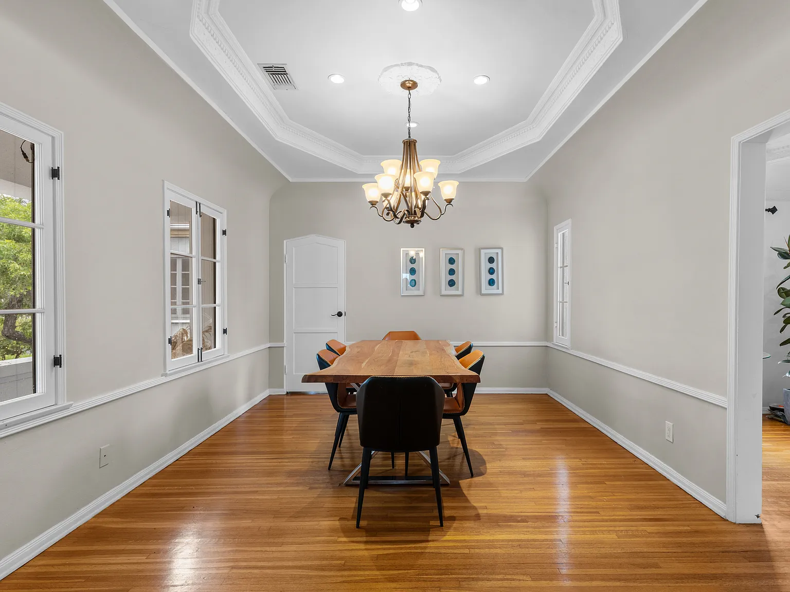 3 bed, 2.5 bath, 2000 sqft, $5,900 — Photo 2