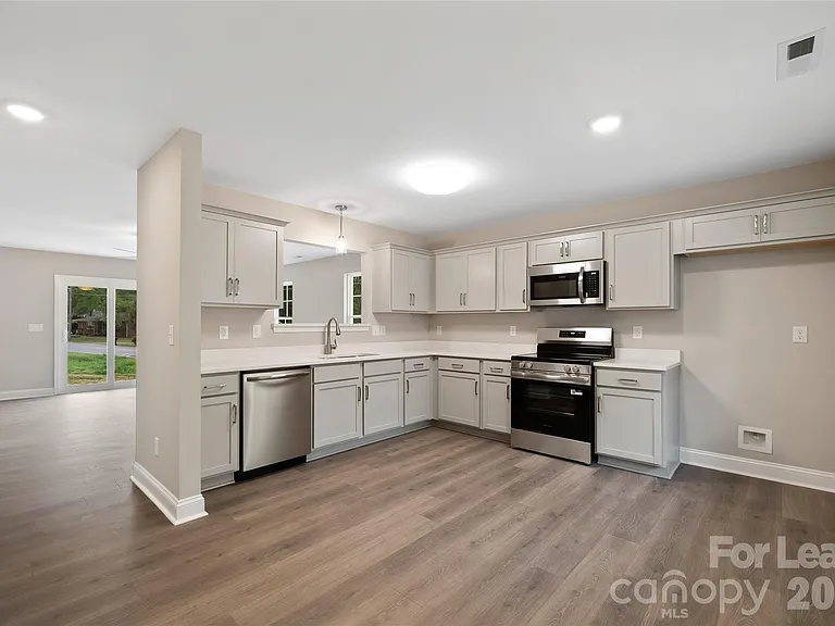 1007 Sioux St — Photo 9