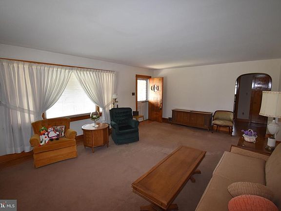 5th image of 742 Lincoln Ave