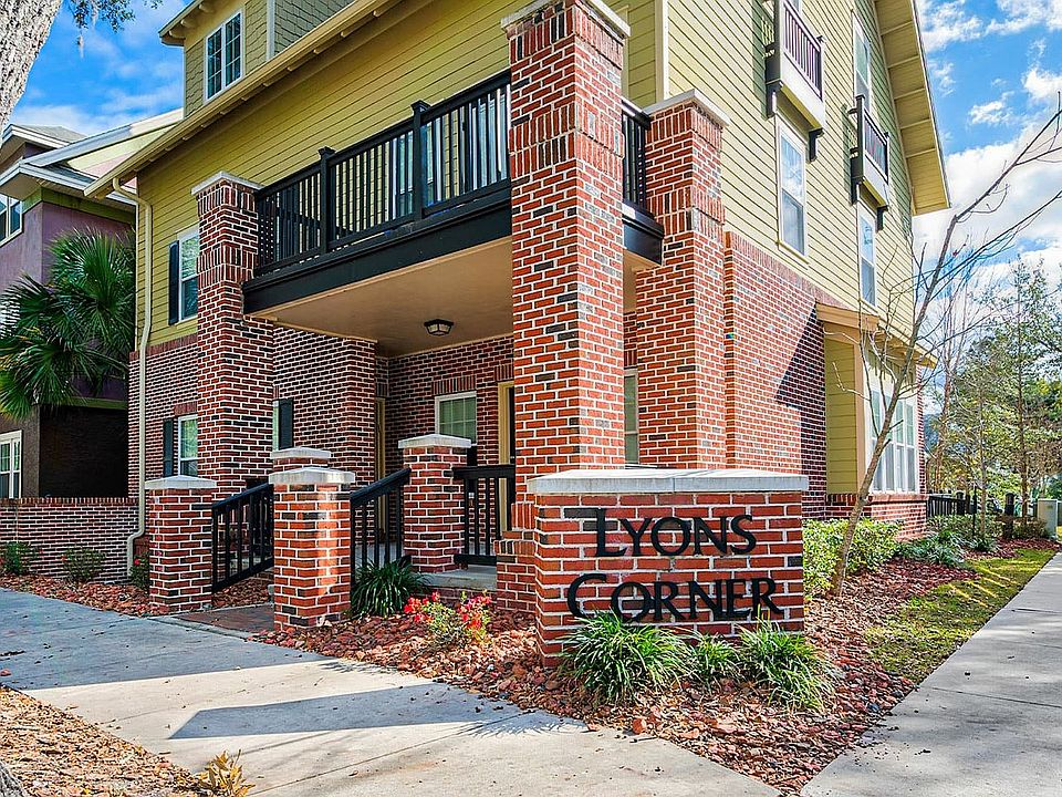 Lyons corner sign view