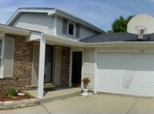 256 Greentree Pkwy, Libertyville, IL 60048