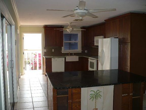 2nd image of 208 Bruce Ct