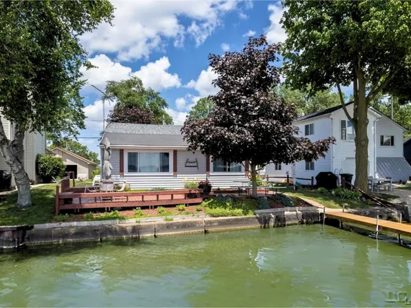 9800 W Ferndale Dr, Manitou Beach, MI 49253