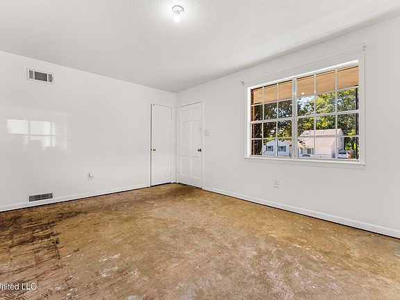 3rd image of 1818 Vaught Cir